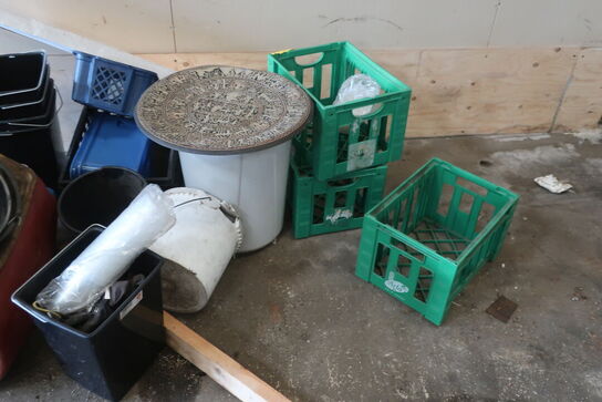 Div. kasser, spande m.v.