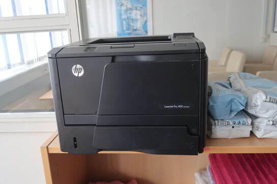 Stort skrivebord, reoler, printer m.v.