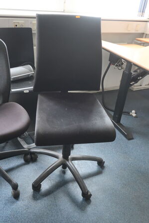 Kontorstole, skærm m.v.