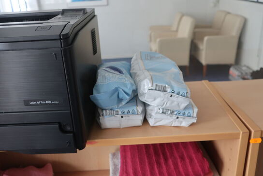 Stort skrivebord, reoler, printer m.v.