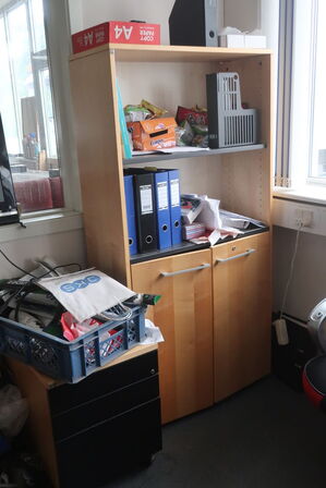 Kontorarrangement m. bord, stole m.v.