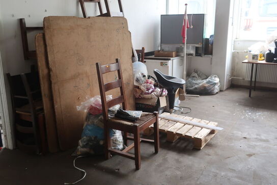 Møbler, værktøj m.v. (se billeder)