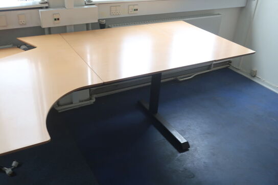 Stort skrivebord, reoler, printer m.v.