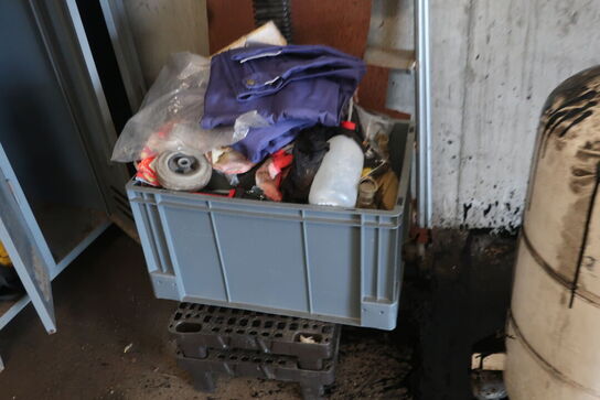 Omklædningsskab samt kasse m. div. indhold