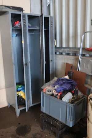 Omklædningsskab samt kasse m. div. indhold