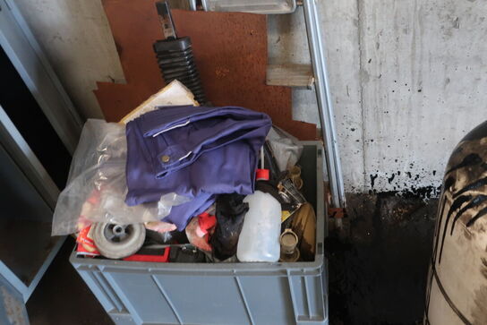 Omklædningsskab samt kasse m. div. indhold