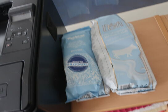 Stort skrivebord, reoler, printer m.v.