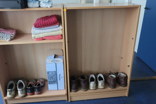 Stort skrivebord, reoler, printer m.v.