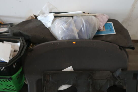 Rullevogn samt div. indhold i kasser