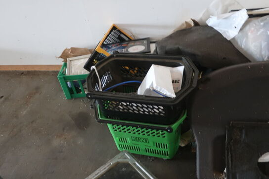 Rullevogn samt div. indhold i kasser