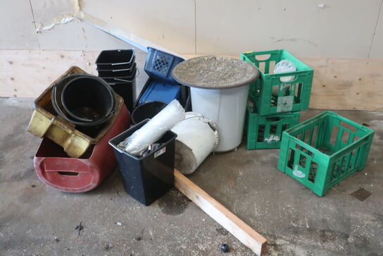 Div. kasser, spande m.v.