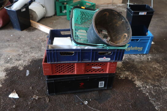 Div. kasser, spande m.v.