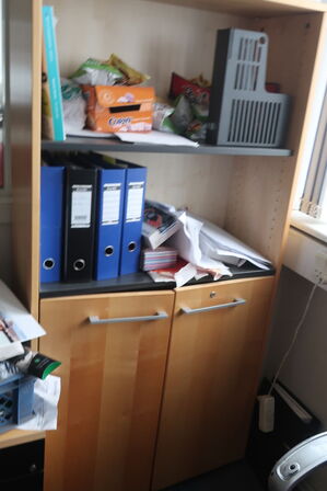 Kontorarrangement m. bord, stole m.v.