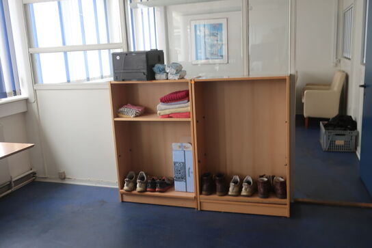 Stort skrivebord, reoler, printer m.v.