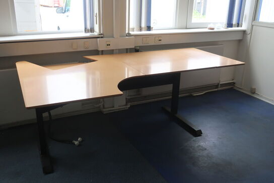 Stort skrivebord, reoler, printer m.v.