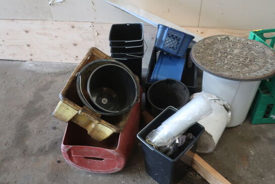 Div. kasser, spande m.v.