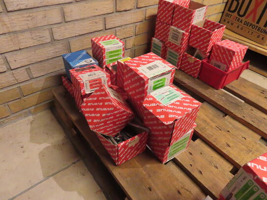 Palle med diverse skruer 