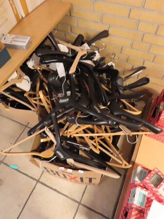 2 kasser med bøjler 