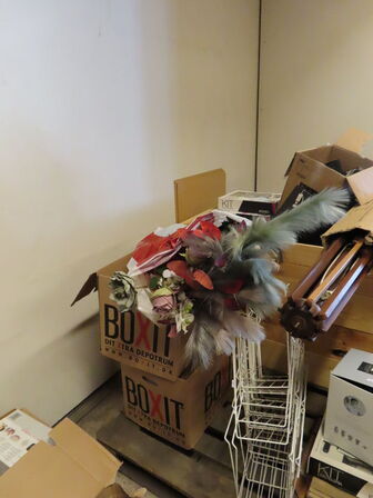 2 kasser med indhold