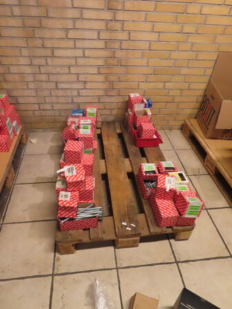 Palle med diverse skruer 