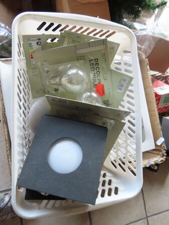 Diverse ståltråd, pærer, pincet mv.