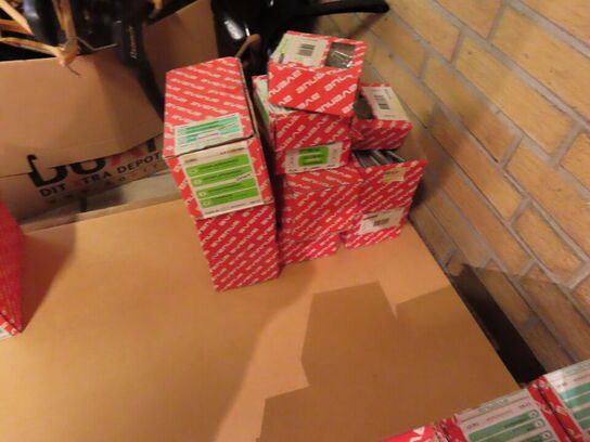 Palle med diverse skruer 