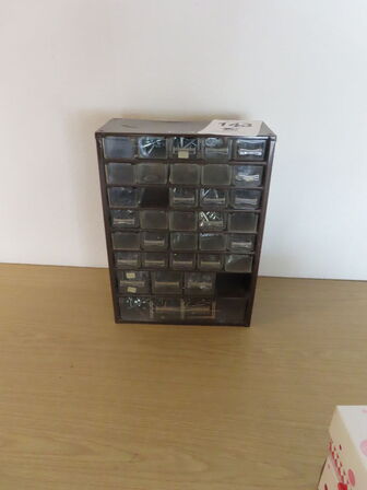 Opbevaringskasse inkl. Diverse skruer 