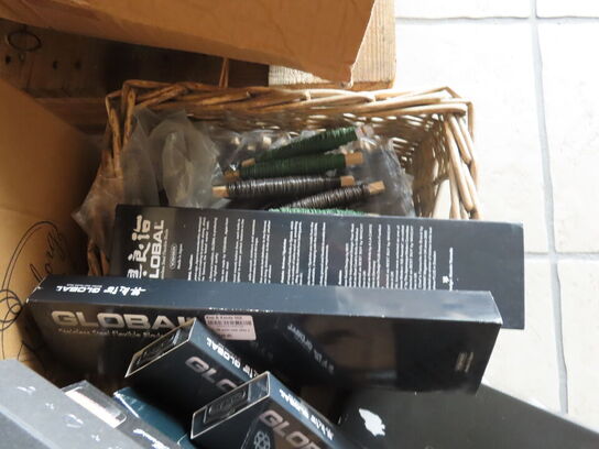 Diverse ståltråd, pærer, pincet mv.