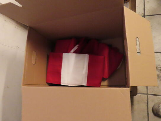 Kasse med diverse flag 