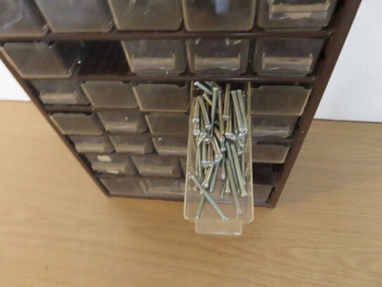 Opbevaringskasse inkl. Diverse skruer 