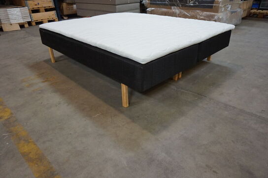 Huma Premium Boxmadrasseng 160 x 200 cm med ben og topmadras 