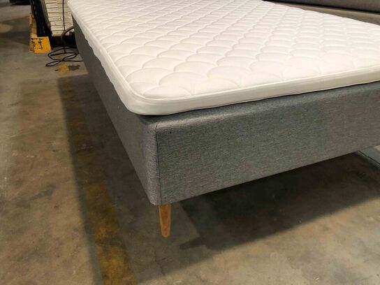 Huma Nordic boxmadrasseng 140x200cm med latex topmadras og ben