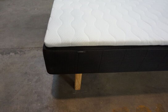 Huma Premium Boxmadrasseng 160 x 200 cm med ben og topmadras 