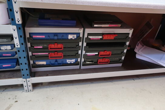 Butiksdisk med indhold (Læs beskrivelse)