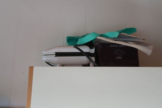 Spisebord, 5 stk. stole samt køkkenmaskine og service