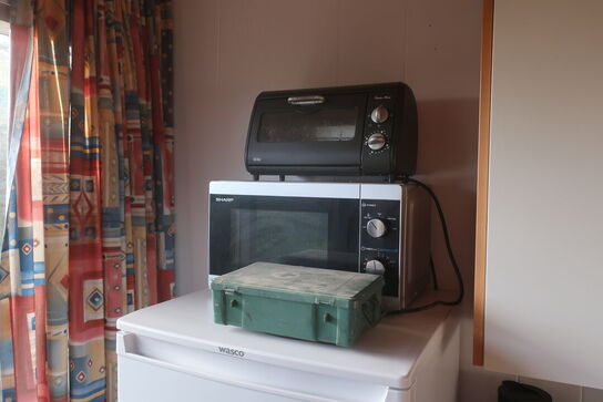 Spisebord, 5 stk. stole samt køkkenmaskine og service