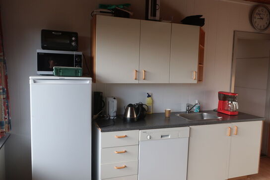 Spisebord, 5 stk. stole samt køkkenmaskine og service