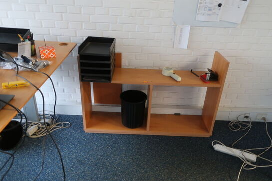 El. hæve/sænke skrivebord med indhold samt reol og kontorstole