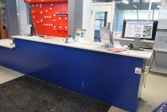 Butiksdisk med indhold (Læs beskrivelse)