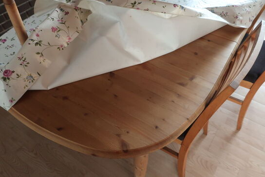 Spisebord, 5 stk. stole samt køkkenmaskine og service