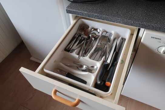 Spisebord, 5 stk. stole samt køkkenmaskine og service