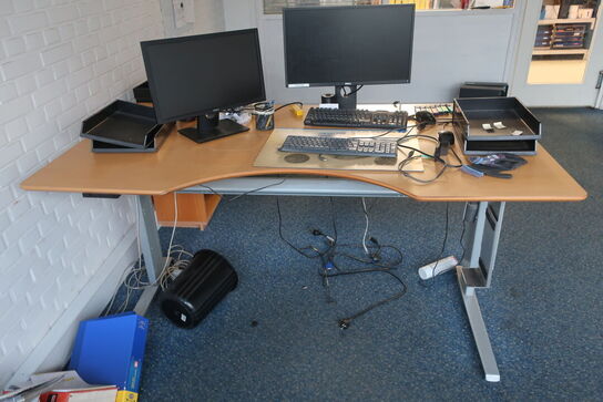 El. hæve/sænke skrivebord med indhold samt reol og kontorstole