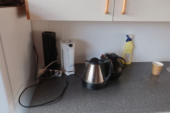 Spisebord, 5 stk. stole samt køkkenmaskine og service