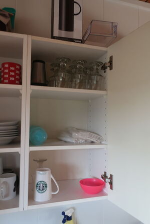 Spisebord, 5 stk. stole samt køkkenmaskine og service