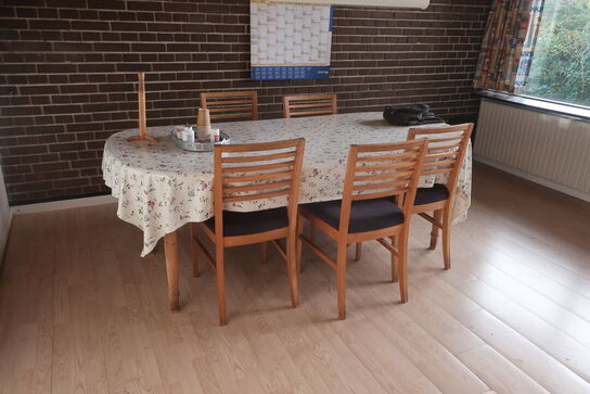 Spisebord, 5 stk. stole samt køkkenmaskine og service