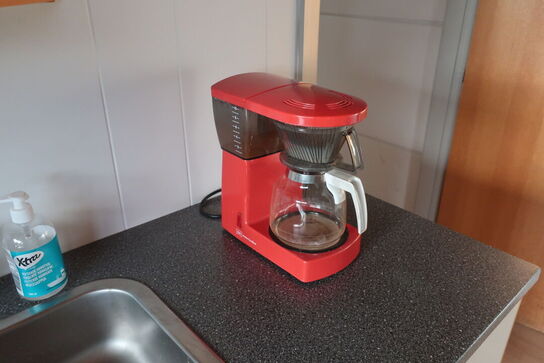 Spisebord, 5 stk. stole samt køkkenmaskine og service