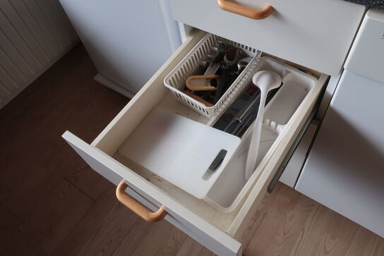 Spisebord, 5 stk. stole samt køkkenmaskine og service