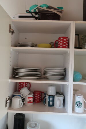 Spisebord, 5 stk. stole samt køkkenmaskine og service