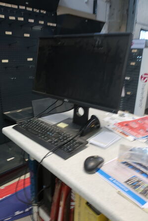 Butiksdisk med indhold (Læs beskrivelse)