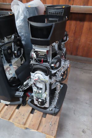 Palle med diverse reservedele til lys